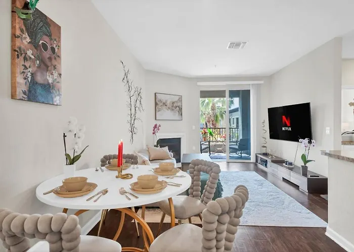 Lux Oasis In Woodland Hills