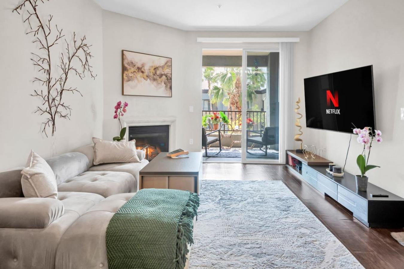 Lux Oasis In Woodland Hills Los Angeles
